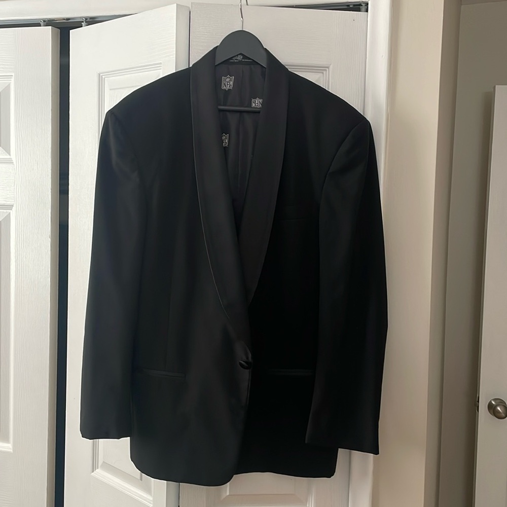 NFL lined Men’s Tuxedo Jacket 100% wool 44R NFL lining on the inside.